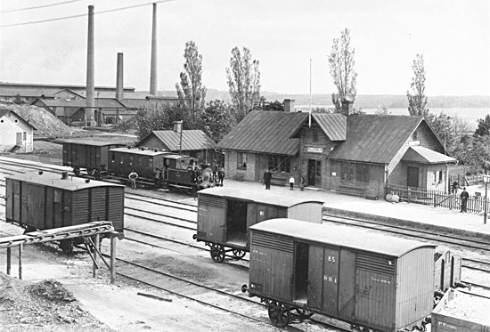 Billesholm station omkring 1900. Lokaltåget mot Bjuv står klart för avgång och lok HHJ 9 "Billesholm" svarar för dragkraften