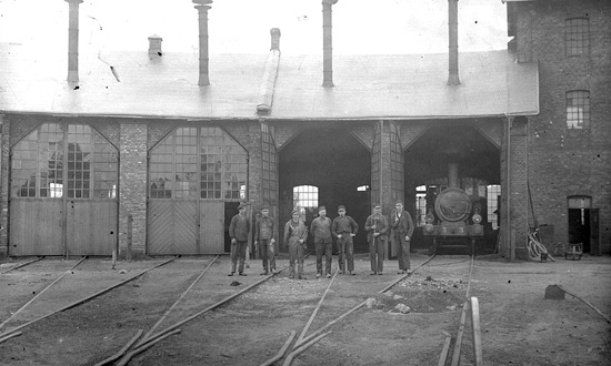 Lokstallet i Billinge omkring 1915. Stallpersonalen med HHJ lok 3 "Ranlösa" inne i stallet. Stallet eldhärjades 1932 och blev aldrig återuppbyggt.