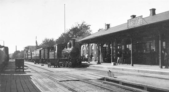 Statens Järnvägars station Eslöv omkring 1905. Eslöv var föreningsstation med Röstånga - Eslövs Järnväg. Persontåget på bilden är ett tåg från Landskrona & Helsingborgs Järnvägar, L&HJ, draget av lok nummer 14 "R Tornerhjelm".