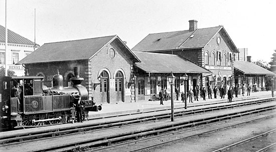 Hässleholm 1901. Statens Järnvägars station på södra stambanan och Helsingborg - Hässleholm Järnvägs norra ändpunkt. Loket är SJ Ob 25 "Balder".