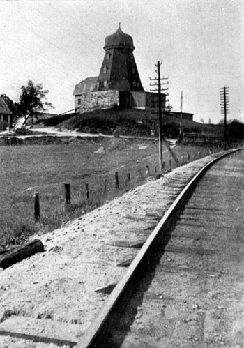 Nedanstående bild visar är tagen omkring 1920 vid infarten till Hässleholm