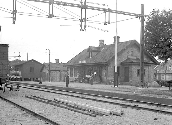 Hyllstofta 1942. Arbete med järnvägens elektrifiering pågår