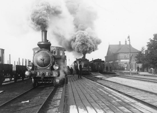Klippans station 1907, till vänster HHJ lok 2 "Bjuf" och till höger HHJ lok 16 "Perstorp"