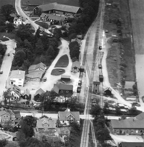 Flygfoto över stationsområdet i Röstånga 1935. Uppåt i bild är i riktning mot Klippan