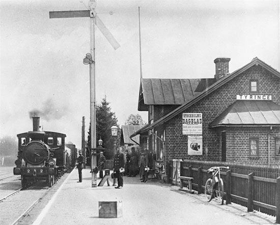 Tyringe 1896. Blandat tåg draget av HHJ lok nummer 2 "Bjuf" ankommer till stationen
