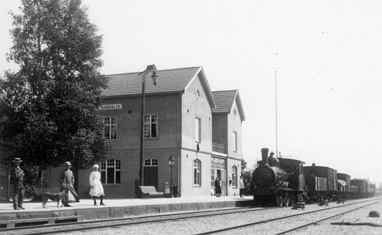 Skäralid på HHJ-tiden omkring 1915. Stationshuset om - och tillbyggdes 1915