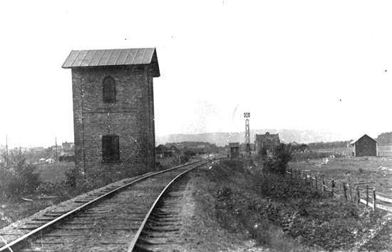 Västra infarten till Ljungbyhed i början av 1900-talet. Skivsignalen vid infartsväxeln visar stopp.