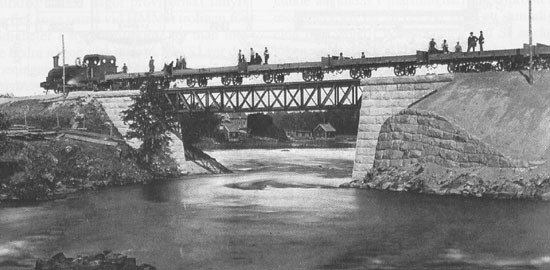 HMMJ train on the bridge at Älvkulla