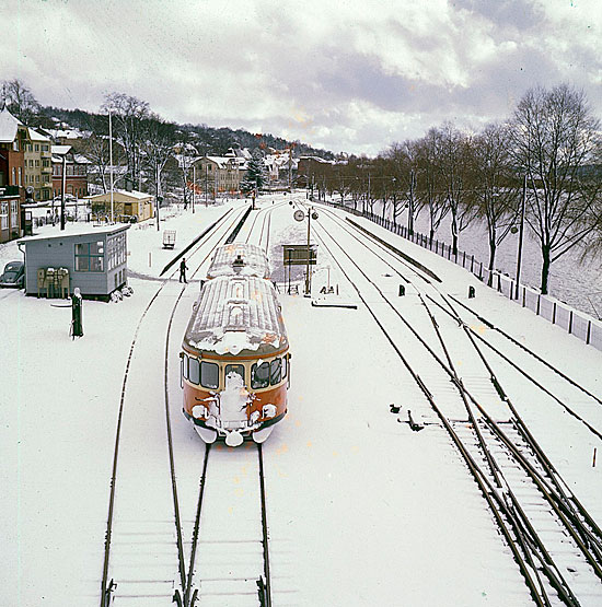 Året är 1959, ett rälsbusståg rullar in till Ulricehamn. Foto: Kurt Jacobsson