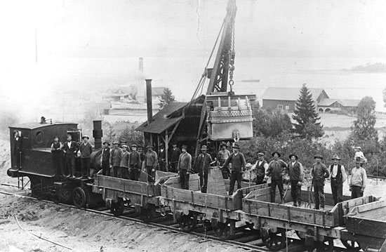 Grustagen i Malviken, troligen 1912. Entreprenrens lok "Betty".