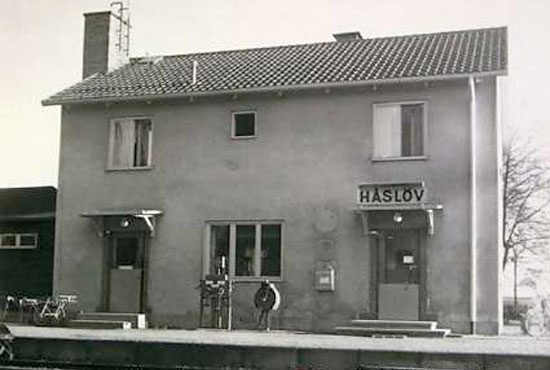 Håslövs stationshus fotograferat 1960. Huset ersatte det gamla stationshuset i början av 1950-talet.