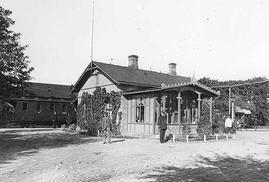 Håslövs första stationshus 1901. Nytt stationshus uppfördes i början av 1950-talet