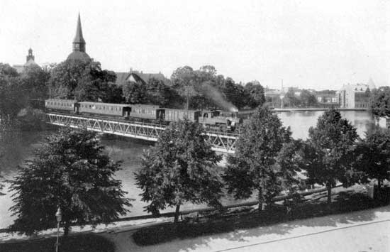 NrSlJ passeger train at the bridge over Eskilstunaån year 1924