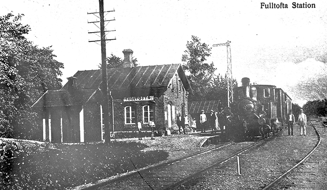 Fulltofta station omkring 1925. Tåget är på väg mot Hörby och dras av lok ÖSJ 22, före detta HHyJ lok nummer 4. Foto: KDAJ02790, Järnvägsmuseet.