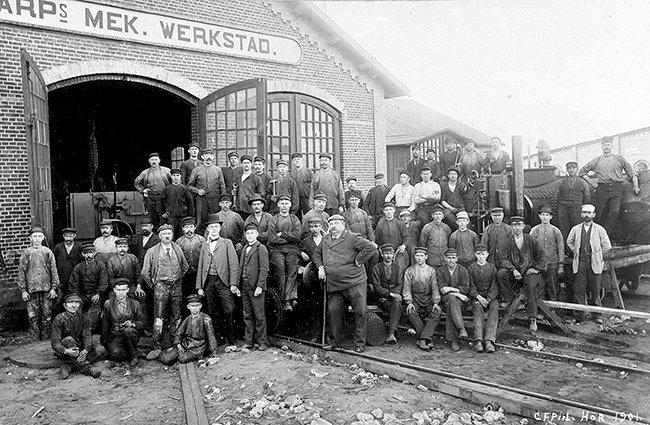 Grupporträtt på pesonalen vid Tollarps Mekaniska verkstad 1901