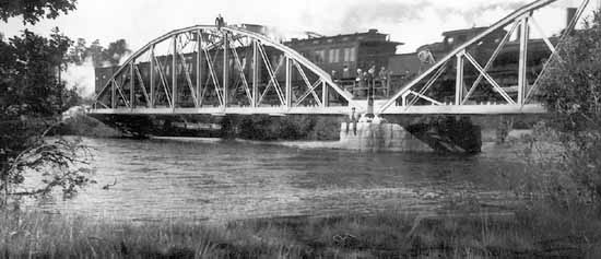 SGGJ passenger train passing one of the bridges over Dalälven