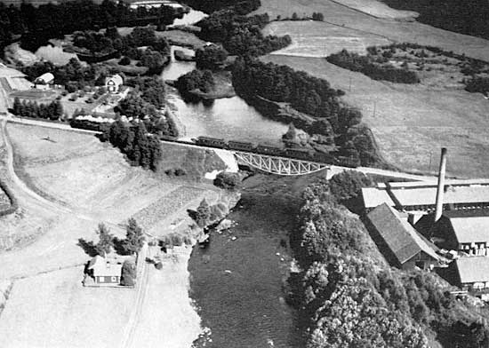 SGGJ train passing on the bridge over Gavleån.