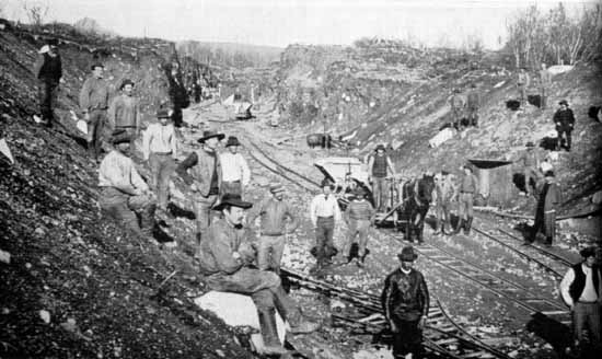 section Kalixfors - Kiruna year 1900. Navvys working with the construction of the substructure