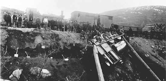 Accident at Nakerijokk year 1900. Engine Pb 315 has falled down from the track