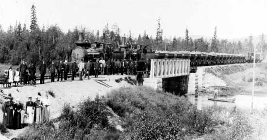 Iron ore train headed by 2 engines calass G at Nattavara year 1895