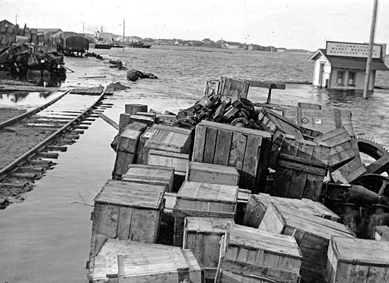 Vårfloden 1916 medför översvämning av hamnbangården.