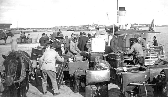 Ångbåtskajen under 1:a Världskriget. I bakgrunden Torneå stad