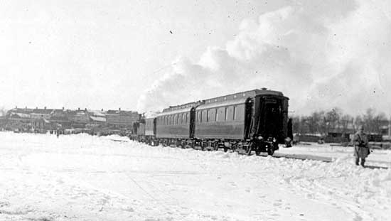 Vintern 1917. Efter noggranna mätningar av isens tjocklek och bärkraft utlades räls och slipers, varpå ett växellok överförde två vagnar i sänder. Vagnarna var försedda med ställbara hjul, vilka sedan anpassades efter den finska spårvidden. Bilden visar hur två boggievagnar backas över till Torneå. I bakgrunden Haparanda