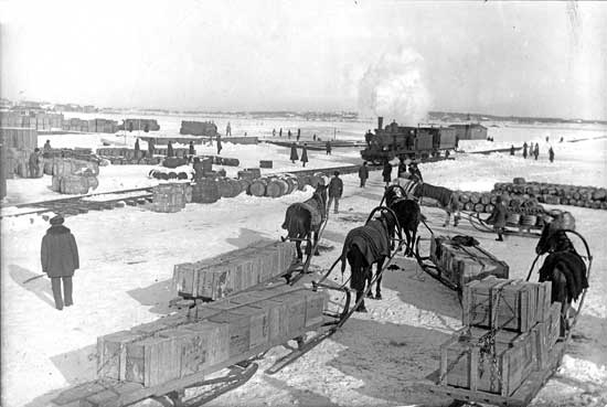 Efter det att vagnarna avkopplats i Torneå kommer loket, med skyddsvagn, tillbaka till Haparanda.