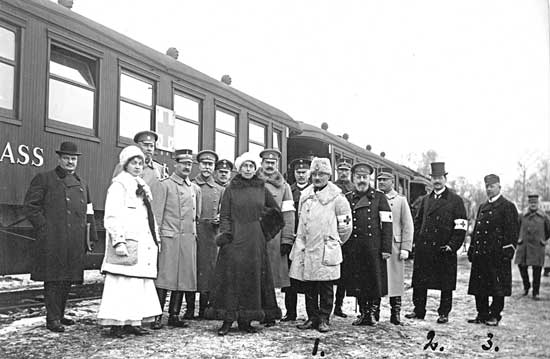 Rysk Röda-Korsdelegation gästar Haparanda. 1. Chefsläkaren på invalidtågen, doktor Ekeroth, 2. Medicinalrådet E Edin, 3. Trafikinspektör A Asplund.