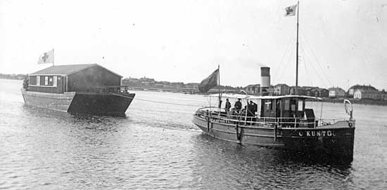Invalidtransport över älven sommartid.