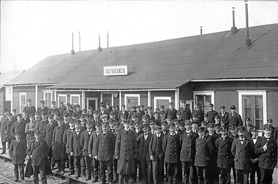 En del av personaluppsättningen i Haparanda 1916. Vid X:et stins Norrman