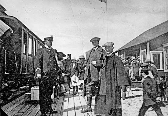 Första tågets ankomst till Haparanda provisoriska station. från vänster: Stins Johansson, arbetschefen Dahlberg samt ingenjör Bodman