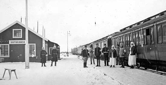 Haparanda 1915. Sjukhuståg med personal. Till vänster Haparanda provisoriska stationshus.