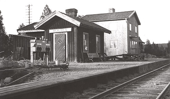 Bjurå station 1945. Den hitre byggnaden var det ursprungliga "stationshuset" i Bjurå. Den bortre byggnaden är det nya stationshuset som byggdes och togs i bruk 1945