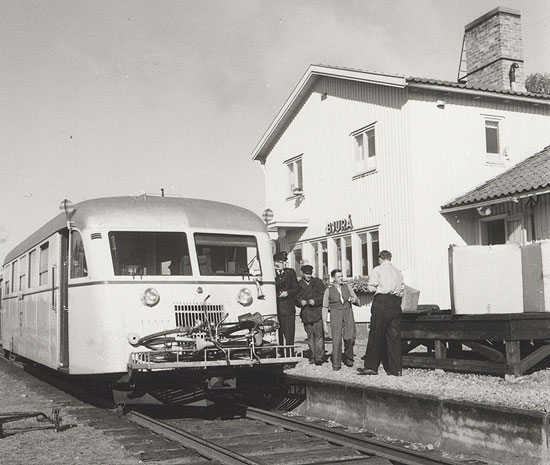 Bjurå station omkring 1950. Rälsbussen är på väg mot Karungi och Haparanda.
