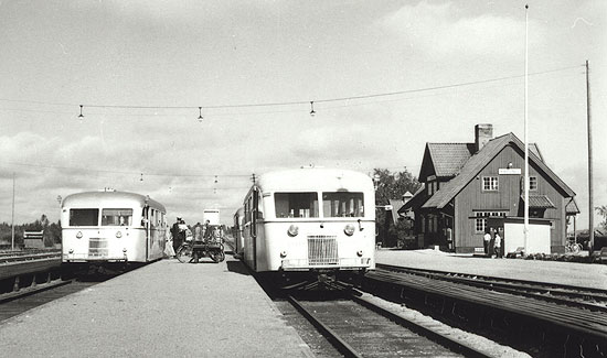 Karungi station omkring 1950. Till vänster rälsbussen som går mellan Karungi och Övertorneå. Till höger rälsbussen som just har kommit från Boden och strax kommer att fortsätta mot Haparanda