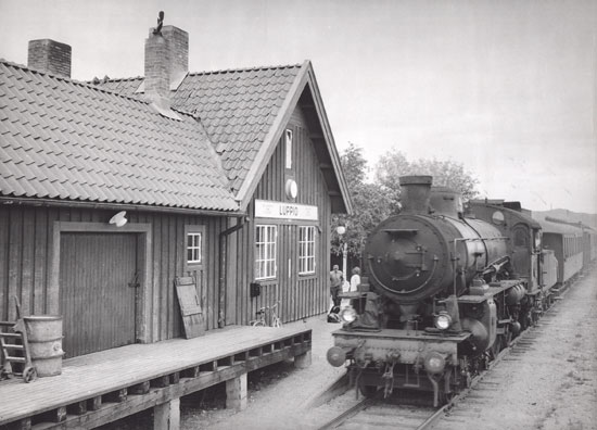 B-loksdraget persontåg gör uppehåll vid Luppio station 1950