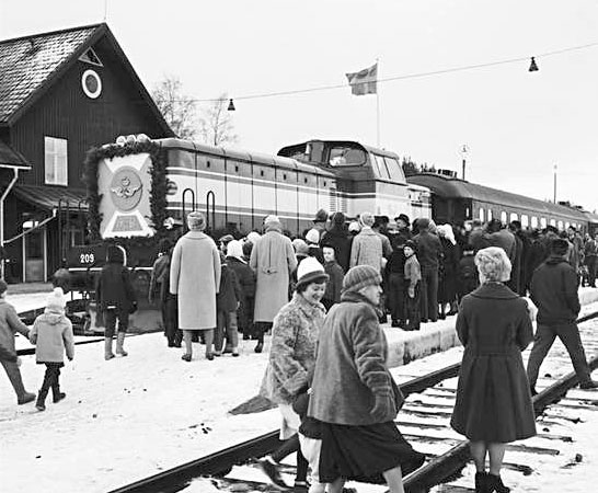 Morjärv 20 november 1961. Invigningståget står berett i Morjärv, draget av T43 nummer 209