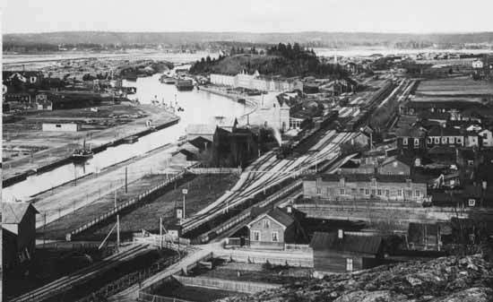Utsikt över statsbanans nya station och bangård i Söderhamn omkring 1900