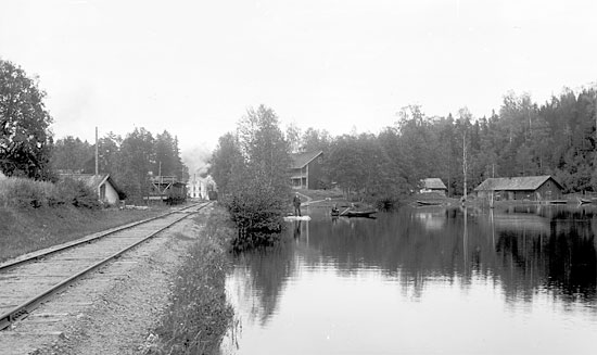 Lok FLJ 13 avgår med tåg från Kloten. Året är cirka 1930.