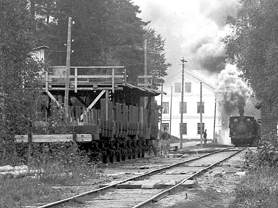 Delförstoring av föregående bild. Lok FLJ 13 avgår med tåg från Kloten. Året är cirka 1930.