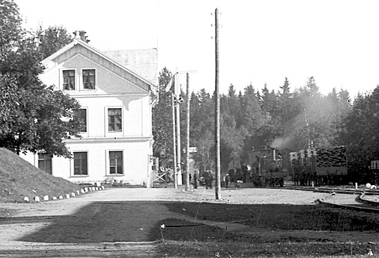 Lok FLJ 17 står klart för avgång med blandat tåg från Kloten omkring 1900.Foto: A Blomkvist i Grängesberg.