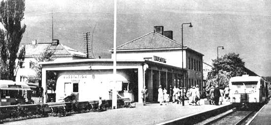 TGOJ-stalionerna har i allmänhet god - standard liksom de flesta övriga anläggningar. Lindesberg har en av de vackraste stationsbyggnaderna med busstation i omedelbar anslutning, Rälsbusstrafiken går hastigt framåt.