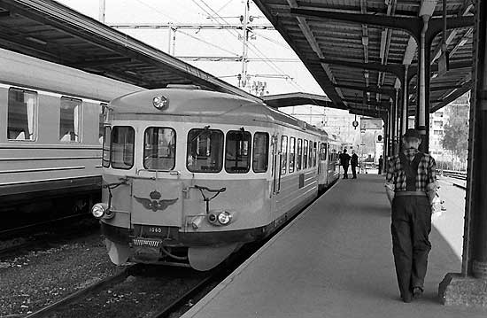 Y6 1059+1060 med tåg 3702 på Uppsala C 1976-05-18 kl. 08.55
