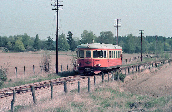 Y6 1060 med tåg 3703 passerar väster om Örsundsbro mot Uppsala kl. 09-11 1976-05-18