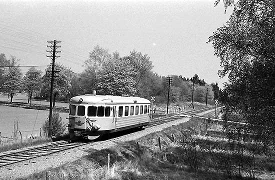 Y6 1060 med tåg 3705 väster om Örsundsbro kl. 11.24 1976-05-18