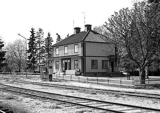 Stationshuset i Örsundsbro - väldigt privat. 1976-05-18