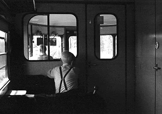 Rälsbussen närmar sig Enköping kl. 12.55 med endast två passagerare 1976-05-18