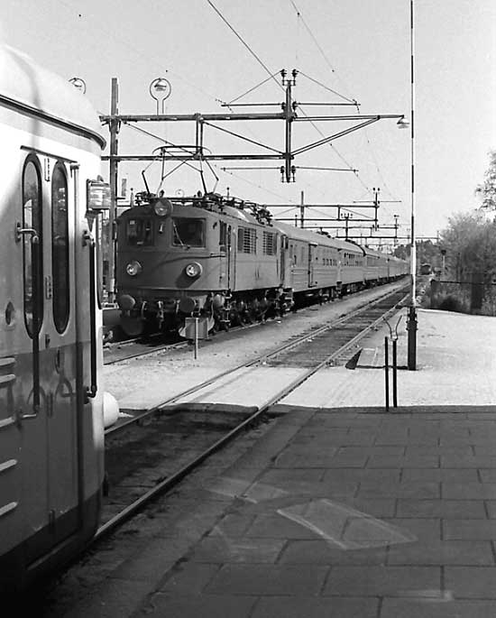 F 631 inkommer från Stockholm med tåg 3706 till Karlstad 1976-05-18 kl. 13.00