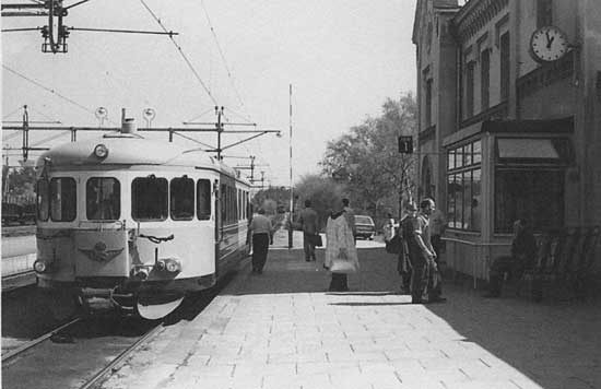 Y6 1060 har nyss inkommit och fraren byter plats p "pendeln" Enkping 1976-05-18.